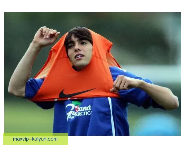 卡卡式射门再现足球场，优雅与精准互相辉映，表现亮眼。